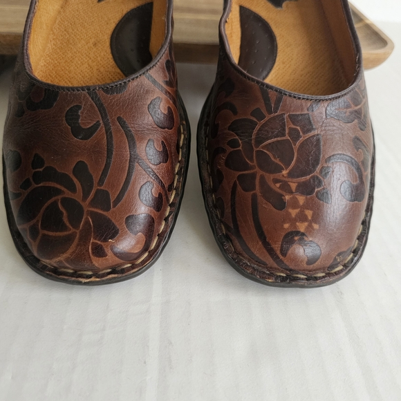 Born Brown Leather Flats Size 7.5 Tooled Embossed Floral Slip On Cushion Insoles - Picture 3 of 14